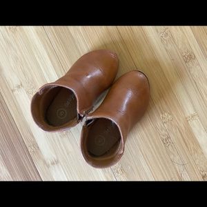 Toddler girls Cat & Jack brown short boots.